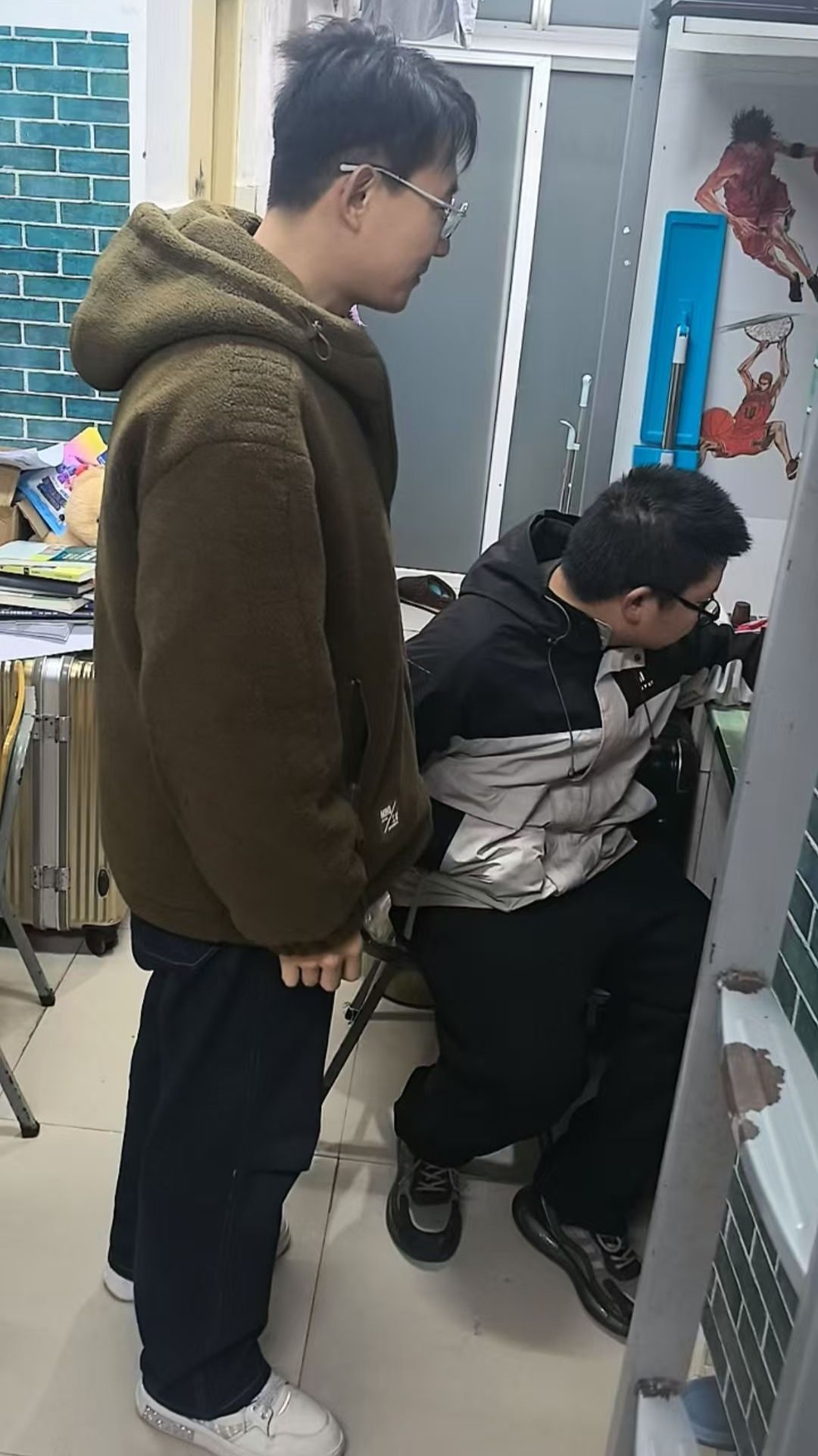 23级师范一班、师范二班班主任李泽辉老师 23级师范一班、师范二班班主任李泽辉老师